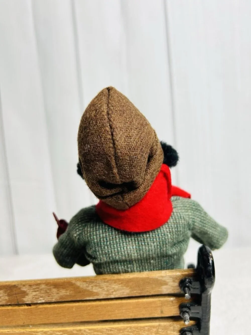 Byers Choice The Carolers Man Feeding Birds Cast Iron Park Bench Vintage 1997